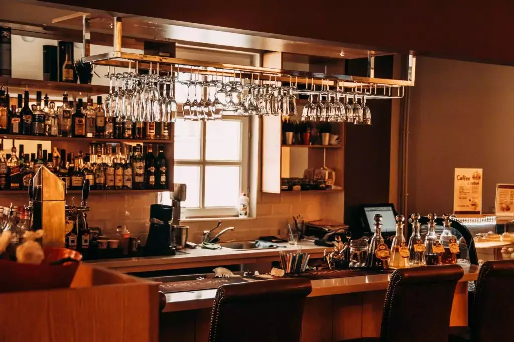 Bancone da bar con mensole in vetro
