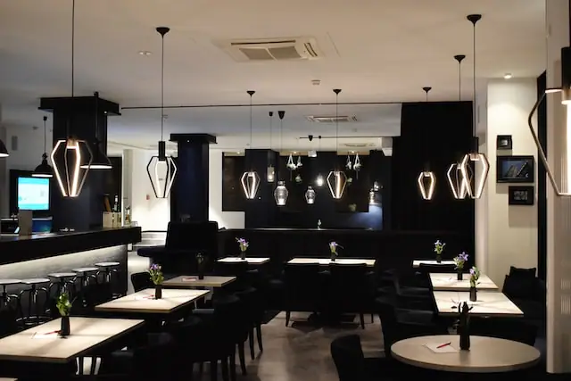 Lounge bar con luci a sospensione