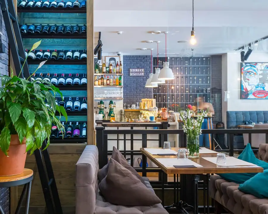 Ristorante con parete di vini